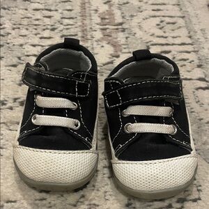 Sea Kai Run Black and White Kids Shoes size 3.5